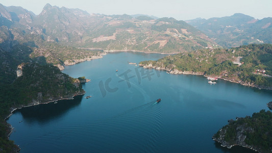 喀斯特地貌摄影照片_喀斯特地貌大山湖泊美景