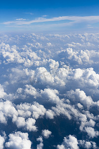 云朵手绘漫画摄影照片_飞机窗外小清新云层自然风景摄影图配图