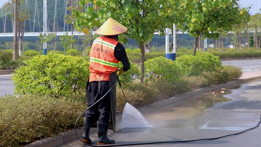 户外清洁员工工作