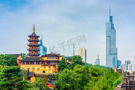 南京古刹鸡鸣寺与摩天大楼摄影图配图