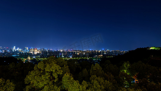 秋天半夜楼房景区内移动摄影图配图