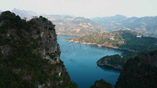 喀斯特地貌摄影照片_喀斯特地貌大山湖泊美景