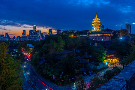 真理的光芒摄影照片_夜幕下夺目的千年古刹南京鸡鸣寺摄影图配图