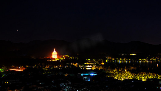 秋天夜半雷峰塔景区内移动摄影图配图