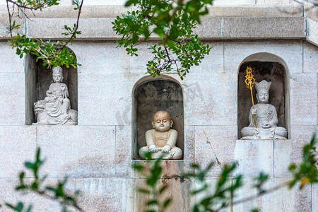 南京毗卢寺秋天禅院里陈列的石窟佛像特写摄影图配图