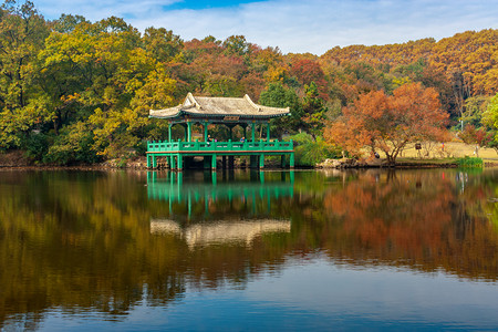 南京钟山风景名胜区深秋时节的流徽榭摄影图配图