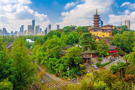 江南古刹鸡鸣寺与南京城市天际线摄影图配图