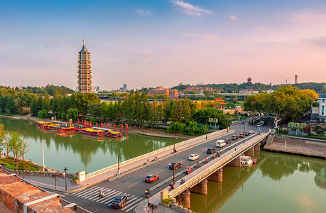 夕阳下长干河畔的南京大报恩寺琉璃宝塔摄影图配图