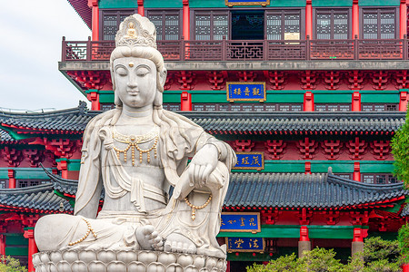南京毗卢寺秋天大雄宝殿与威严的佛像中景摄影图配图