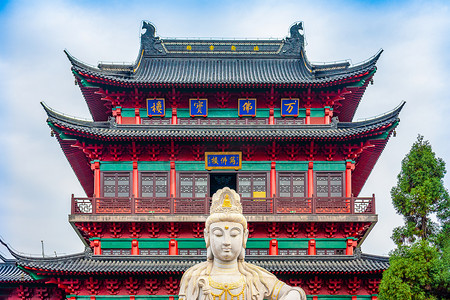 南京毗卢寺秋天大雄宝殿与庄严的佛像中景摄影图配图
