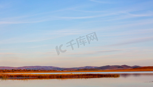 矢量山丘线描摄影照片_秋季旅游天明山丘水边摇动摄影图配图