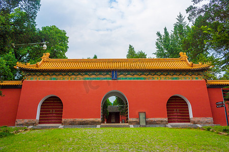 南京钟山风景名胜区明孝陵内红门特写摄影图配图