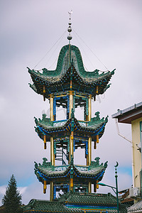 水墨风寺庙摄影照片_甘南郎木寺镇的寺庙建筑中午寺庙室外静物摄影图配图