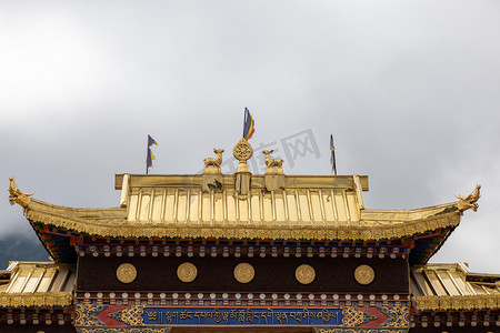 甘南藏族自治州摄影照片_郎木寺镇的金顶建筑中午建筑室外静物摄影图配图