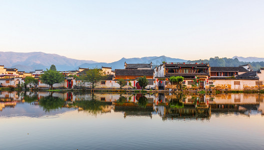 清明节放假封面摄影照片_出游午后房屋水边摇动摄影图配图