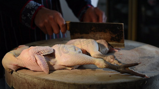 过程摄影照片_少数民族特色美食柴火鸡切肉过程