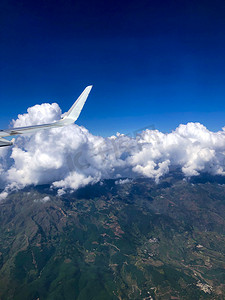 飞机高空摄影照片_白云白天云户外坐飞机摄影图配图