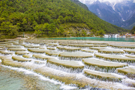 云南丽江摄影照片_云南白天蓝月谷水流观景摄影图配图