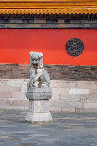 南京机场摄影照片_南京朝天宫红色宫墙背景下的石狮摄影图配图