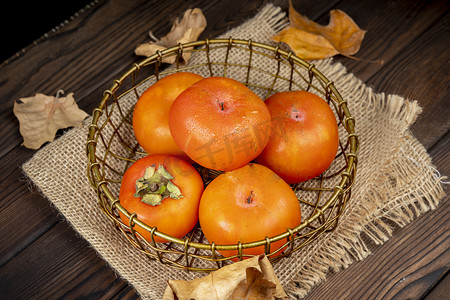 美味甜软新鲜秋柿子水果摄影图配图