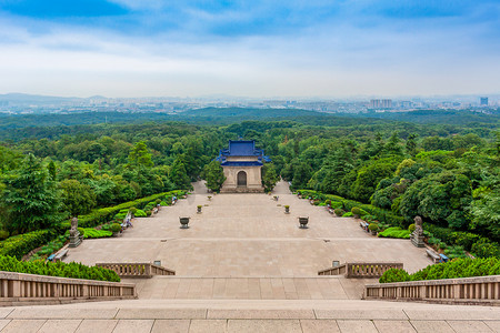 地标南京摄影照片_南京钟山风景名胜区中山陵俯瞰南京城摄影图配图