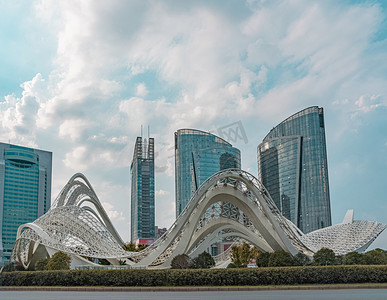 武汉城市建筑晴天建筑光谷广场仰拍摄影图配图