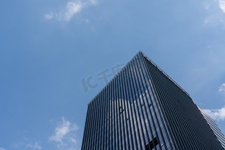 城市中的办公楼蓝天建筑办公楼仰拍摄影图配图