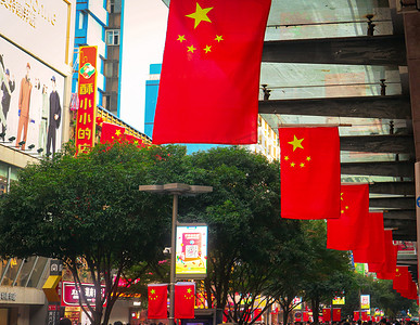 中国国旗摄影照片_国旗外拍红旗商业街全景摄影图配图