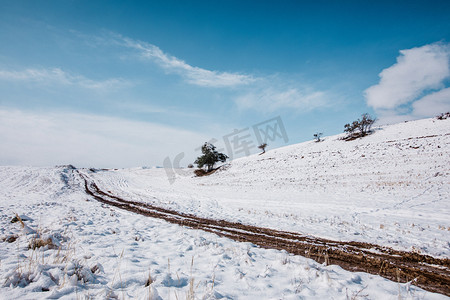 小雪风景图摄影照片_新疆风光白天雪山户外无摄影图配图