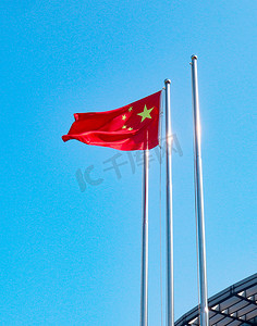 中国国旗摄影照片_国旗外拍红旗天空仰拍摄影图配图