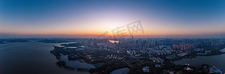武汉城市天际线夕阳天际线东湖全景摄影图配图