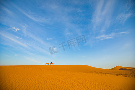 行进的骆驼摄影照片_沙漠旅行白天沙漠骆驼户外骑骆驼摄影图配图