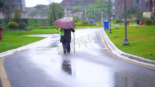 伞摄影照片_雨天孤独撑伞的老人