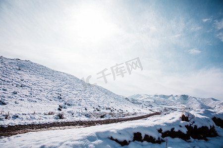 雪山风景白天新疆风光室内环境摄影图配图