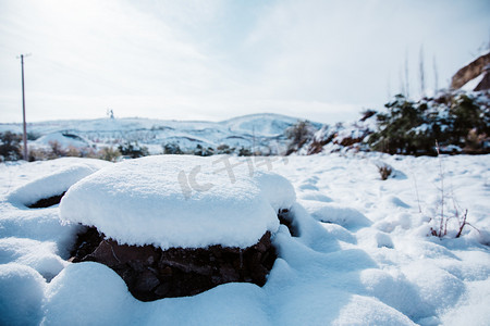 雪地雪山摄影照片_积雪白天积雪无无摄影图配图