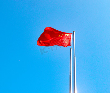 中国国旗图摄影照片_国旗外拍五星红旗蓝天白云仰拍摄影图配图