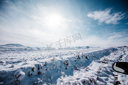 高原雪山摄影照片_新疆风景白天雪山风景户外空镜摄影图配图