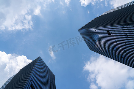 城市中的办公楼白天建筑高楼仰拍摄影图配图