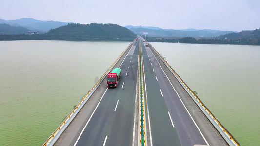 水上高速公路大货车物流