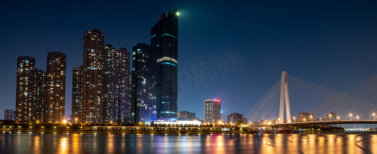武汉城市建筑群夜晚建筑群越秀全景摄影图配图