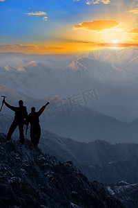 攀登的动图摄影照片_阳光群山和白雪摄影图山川河流摄影图日出日落