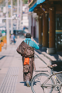 少数民族的服饰中午人室外走路摄影图配图