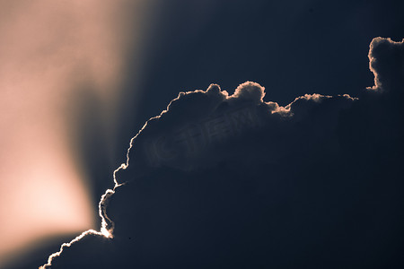 魔幻云层喷气下午云层西湖云层摄影图配图
