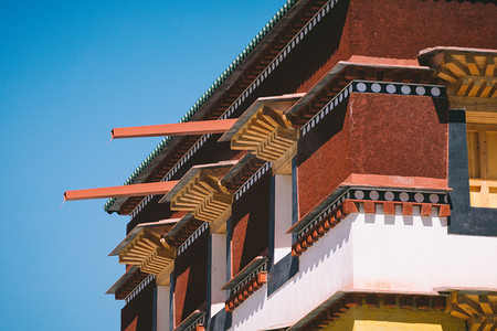 藏族自治州摄影照片_甘南拉卜楞寺红色建筑中午建筑室外静物摄影图配图