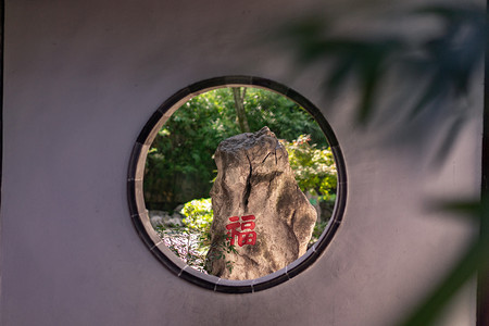 水墨江南雨镇摄影照片_苏州园林留园古建筑旅游景点摄影图配图