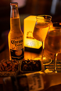 灯光温暖摄影照片_酒吧夜晚啤酒酒水喝酒摄影图配图