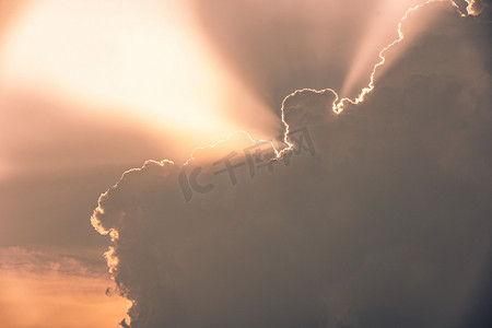 魔幻天空摄影照片_云层光影下午云层西湖云层摄影图配图