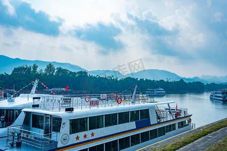 桂林不同漓江游轮桂林山水旅游摄影图配图