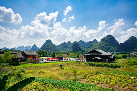 村庄房屋摄影照片_桂林白天田园风光阳朔世外桃源景区旅游摄影图配图