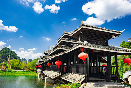 桥梁摄影照片_桂林白天风雨桥风雨桥阳朔世外桃源景区古建古建筑摄影图配图